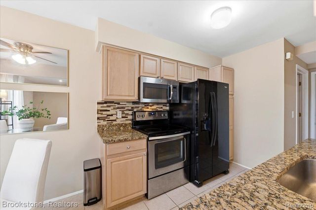 110 Pine Tree Ridge Drive 3, Waterford Charter Township, MI 48327