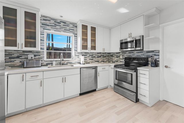 81 NE 47th St, Oakland Park, FL 33334