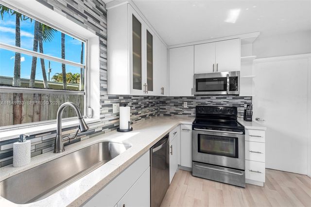 81 NE 47th St, Oakland Park, FL 33334