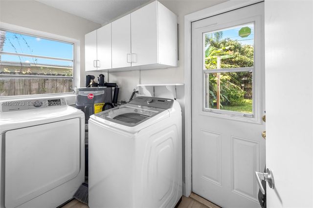 81 NE 47th St, Oakland Park, FL 33334