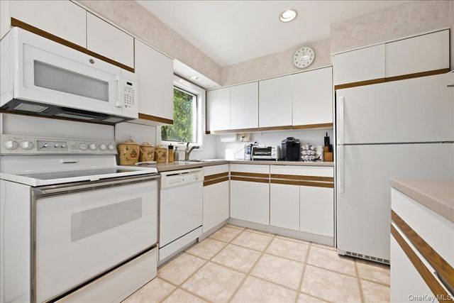 786 Bethlynn Court, East Meadow, NY 11554