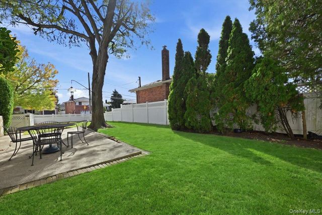 786 Bethlynn Court, East Meadow, NY 11554