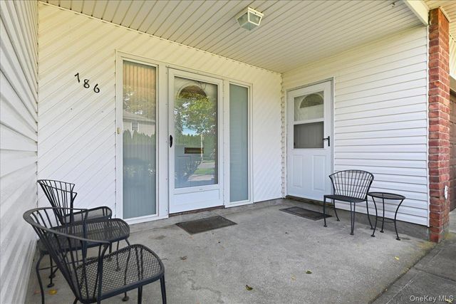 786 Bethlynn Court, East Meadow, NY 11554