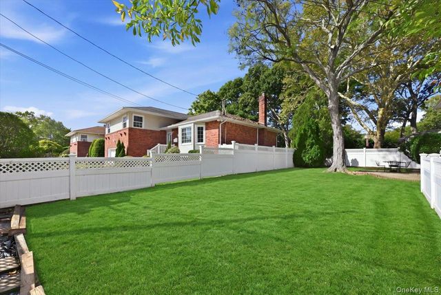 786 Bethlynn Court, East Meadow, NY 11554