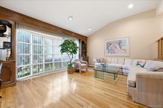 786 Bethlynn Court, East Meadow, NY 11554