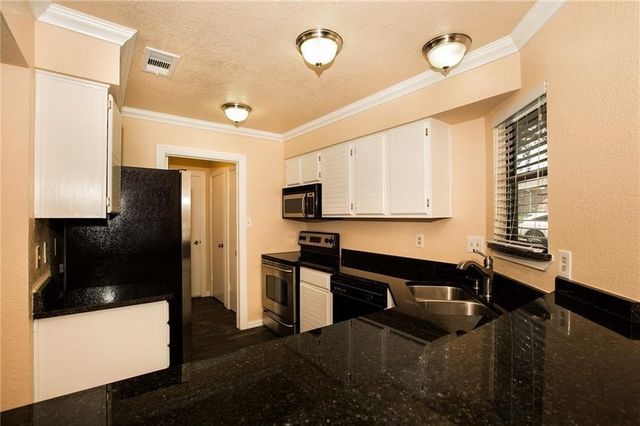 6810 Ports O Call Drive, Rowlett, TX 75088