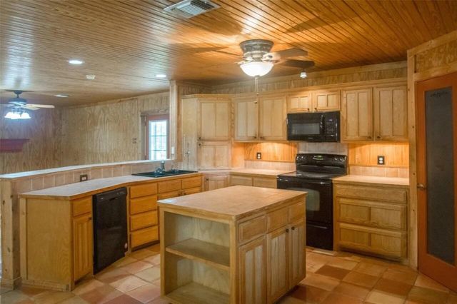 13630 N County Line Road, Ponder, TX 76259