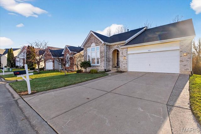 922 Ridgepointe Place Circle 102, Lake St Louis, MO 63367