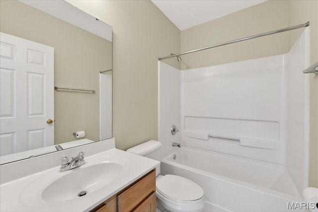 922 Ridgepointe Place Circle 102, Lake St Louis, MO 63367