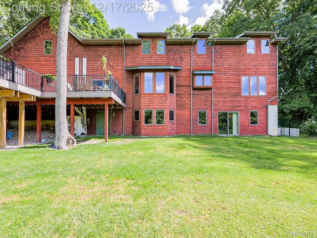 8880 Hidden Lake Drive, Howell, MI 48855