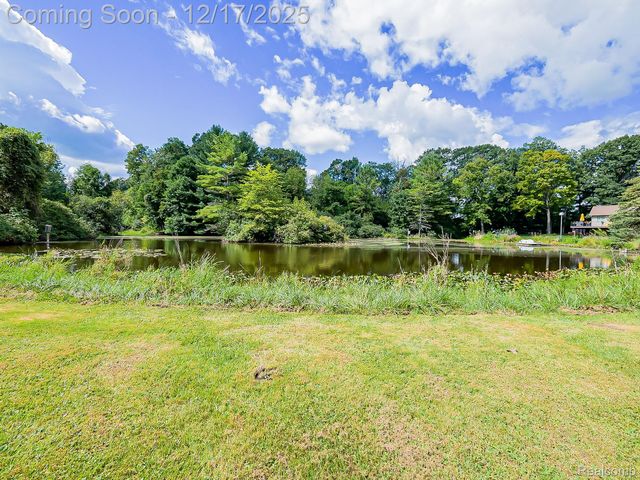 8880 Hidden Lake Drive, Howell, MI 48855