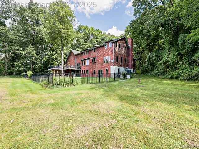 8880 Hidden Lake Drive, Howell, MI 48855