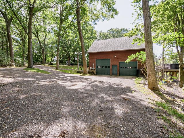 8880 Hidden Lake Drive, Howell, MI 48855