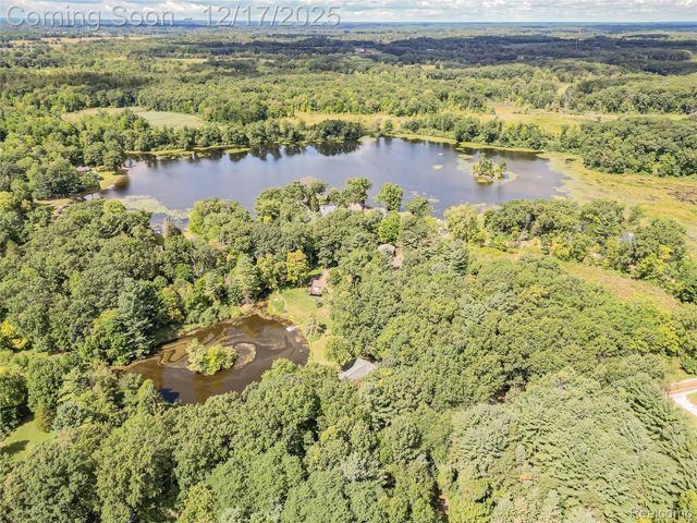 8880 Hidden Lake Drive, Howell, MI 48855