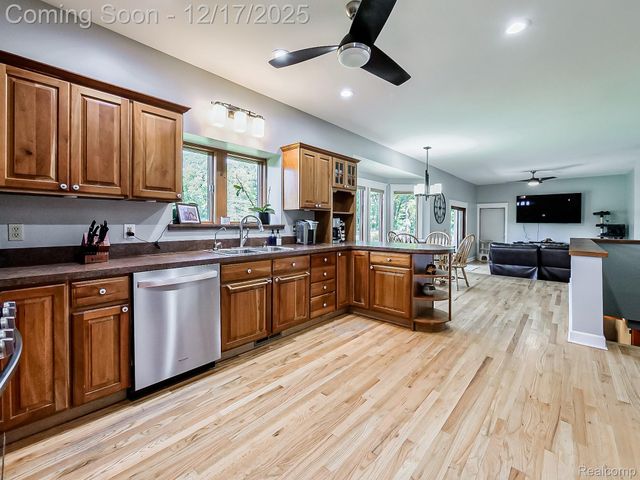8880 Hidden Lake Drive, Howell, MI 48855