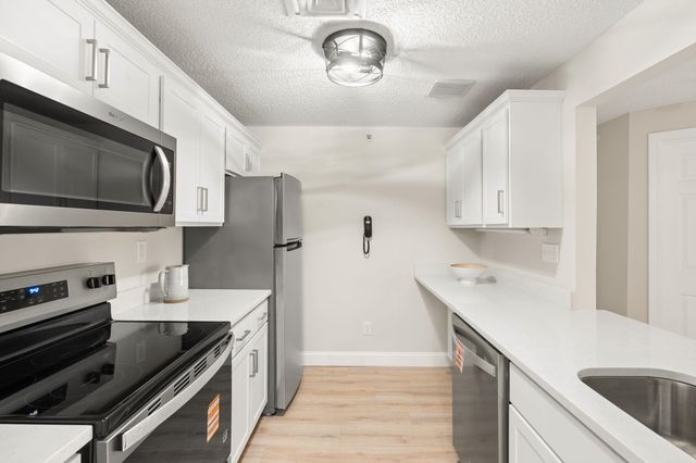 3 Mayfair Ln Apt 207, Nashua, NH 03063