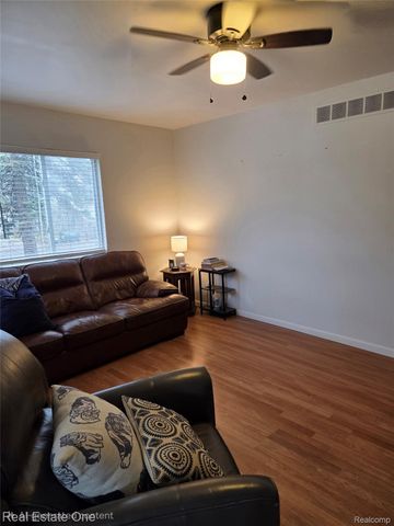 733 Luna Court, Orion Charter Township, MI 48362