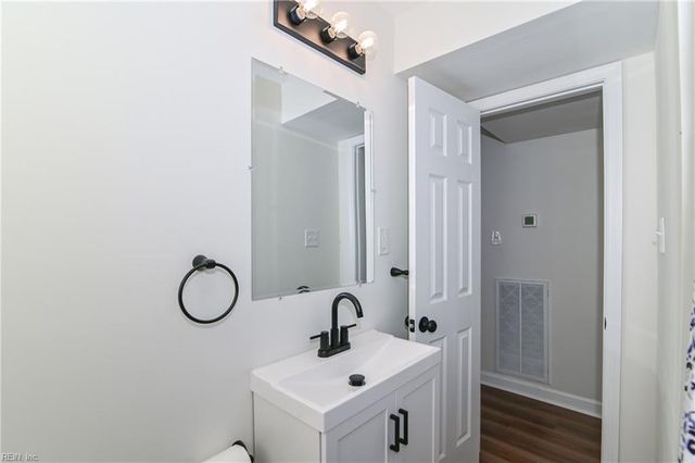 207 Fairview CIR N, Portsmouth, VA 23702