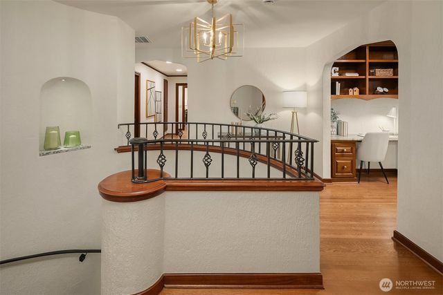 2409 29th Avenue W, Seattle, WA 98199