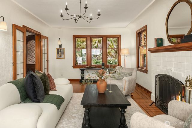 2409 29th Avenue W, Seattle, WA 98199