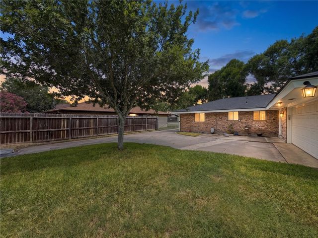 205 Driftwood Dr, Portland, TX 78374