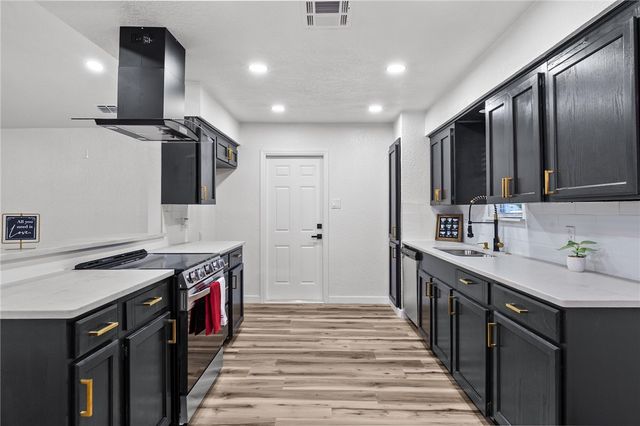 5718 Crestgrove Dr, Corpus Christi, TX 78415