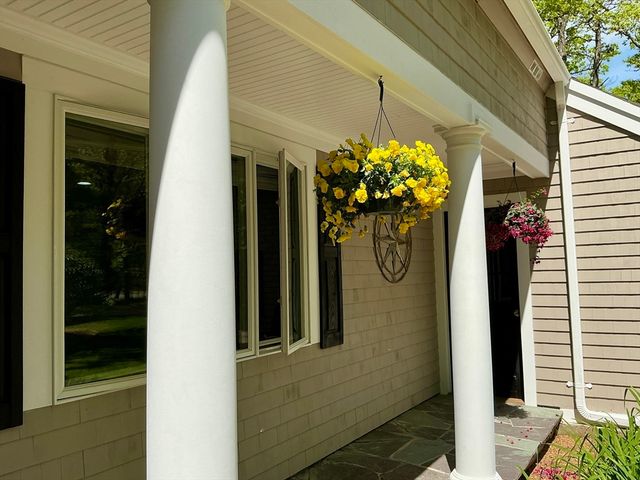 26 The Morgan Cir, Mashpee, MA 02649