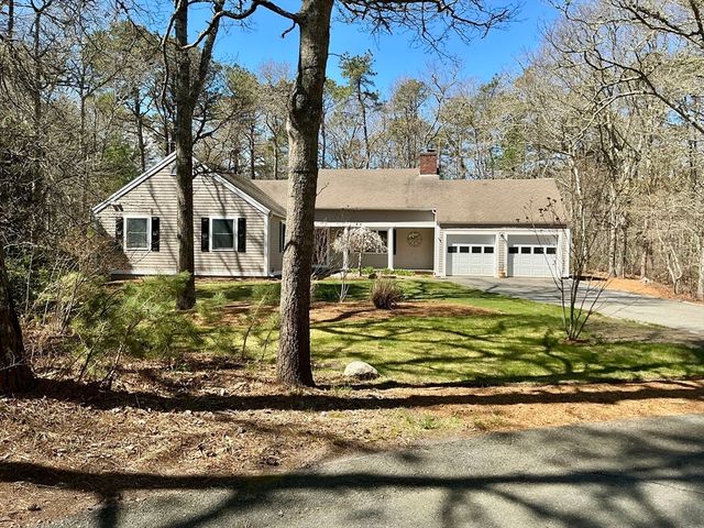 26 The Morgan Cir, Mashpee, MA 02649