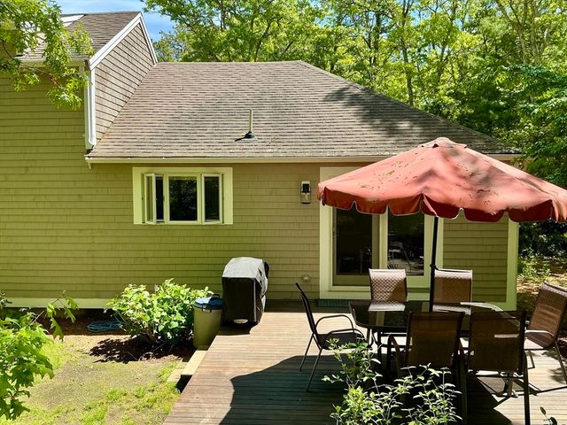 26 The Morgan Cir, Mashpee, MA 02649