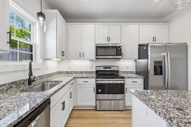 41 W High St Apt D8, Clarksville, TN 37040