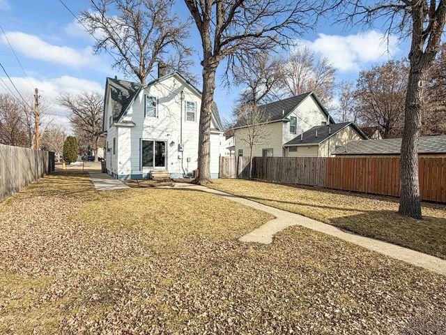 100 6th St SE, Minot, ND 58701