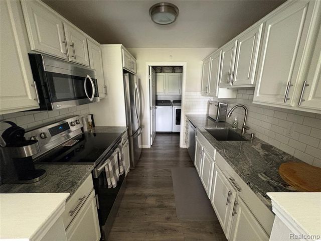 28242 Oakmonte Circle, New Hudson, MI 48165