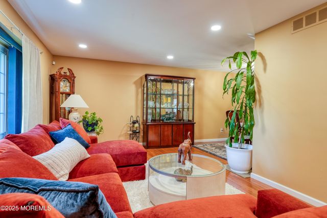 14 Cobblestone Court, Howell, NJ 07731