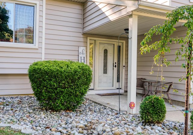 14 Cobblestone Court, Howell, NJ 07731