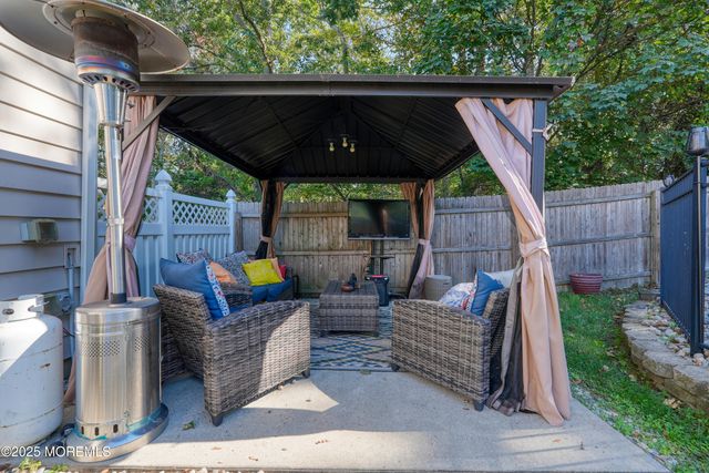 14 Cobblestone Court, Howell, NJ 07731