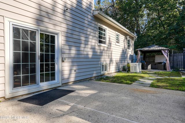 14 Cobblestone Court, Howell, NJ 07731