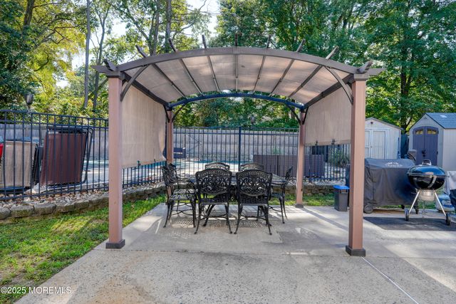 14 Cobblestone Court, Howell, NJ 07731