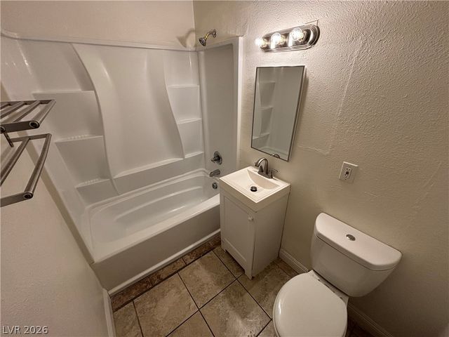 5132 Pebble Beach Boulevard B, Las Vegas, NV 89108