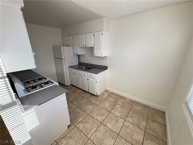 5132 Pebble Beach Boulevard B, Las Vegas, NV 89108