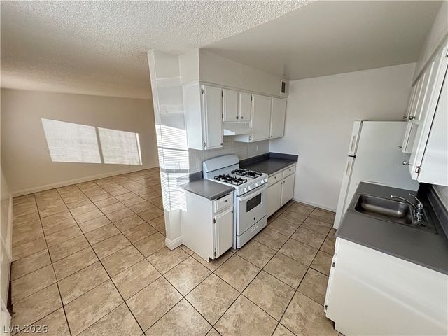 5132 Pebble Beach Boulevard B, Las Vegas, NV 89108