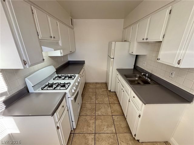 5132 Pebble Beach Boulevard B, Las Vegas, NV 89108
