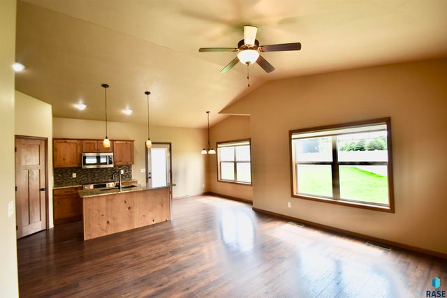 4905 E 61st St Street, Sioux Falls, SD 57108