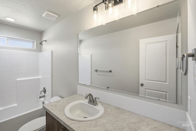 496 Waverly Ave, Middleton, ID 83644