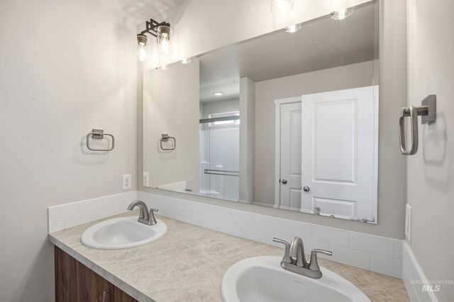 496 Waverly Ave, Middleton, ID 83644