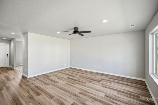 496 Waverly Ave, Middleton, ID 83644