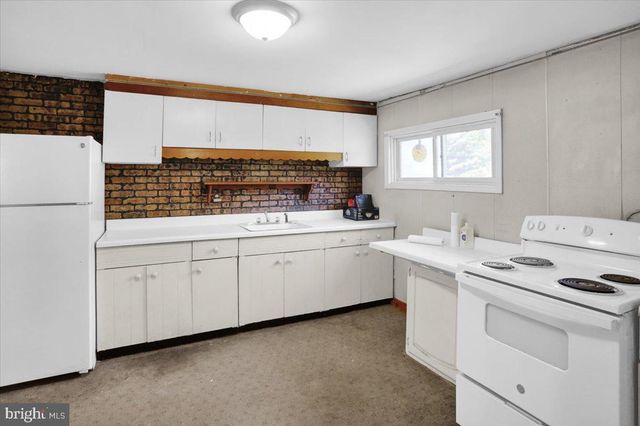 17 HIGH RD, Pottsville, PA 17901