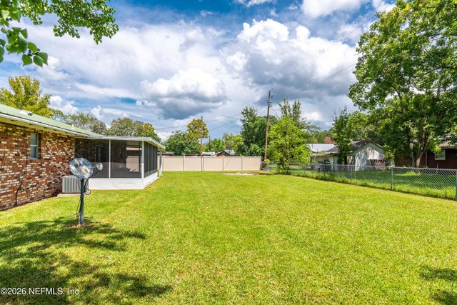 710 CHIPSHOT Drive, Macclenny, FL 32063