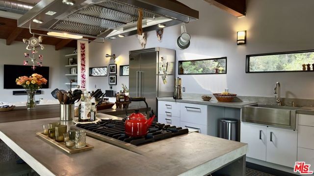 19562 Cave Way, Topanga, CA 90290