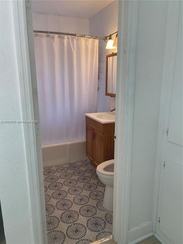 1560 NE 145th St 1, Miami, FL 33161