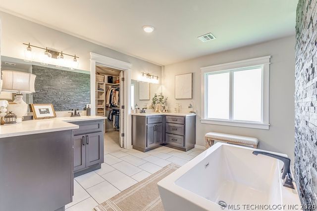 6747 E 128th Street S, Bixby, OK 74008